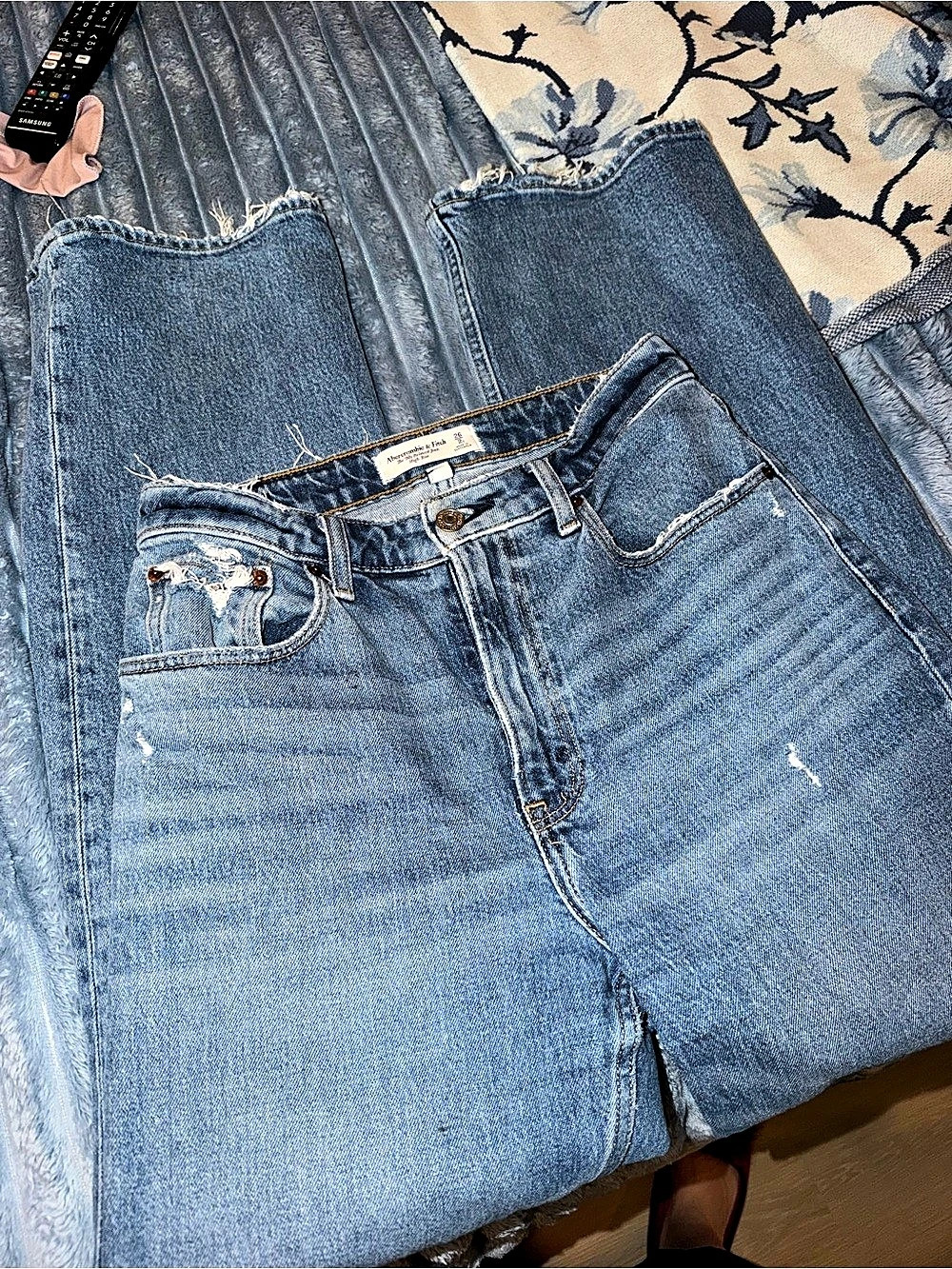 Abercrombie & Fitch The '90s Relaxed Jean High Rise Blue Waist 26